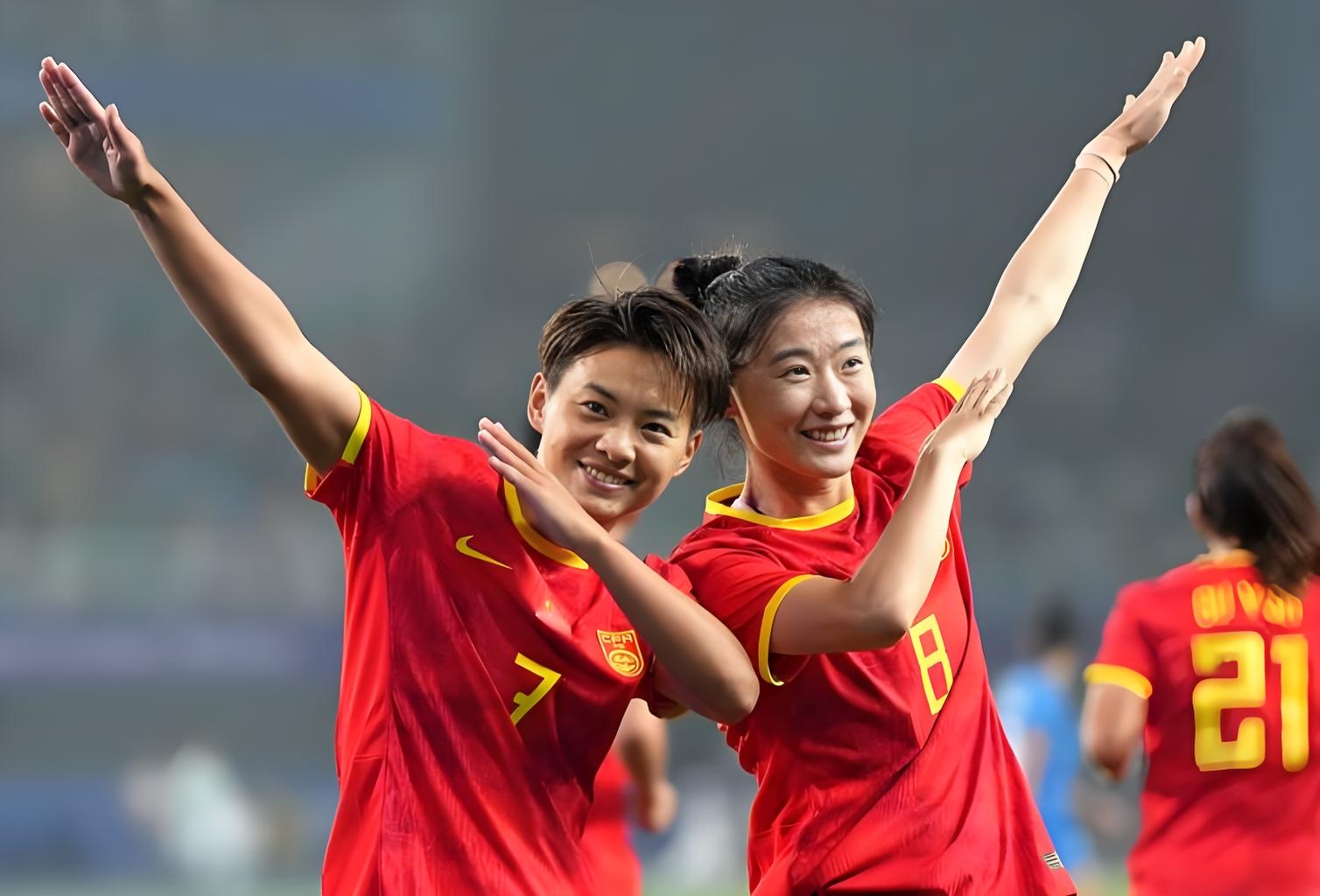 包含国内足球盛事:女足球队面对强敌,取得胜利的词条