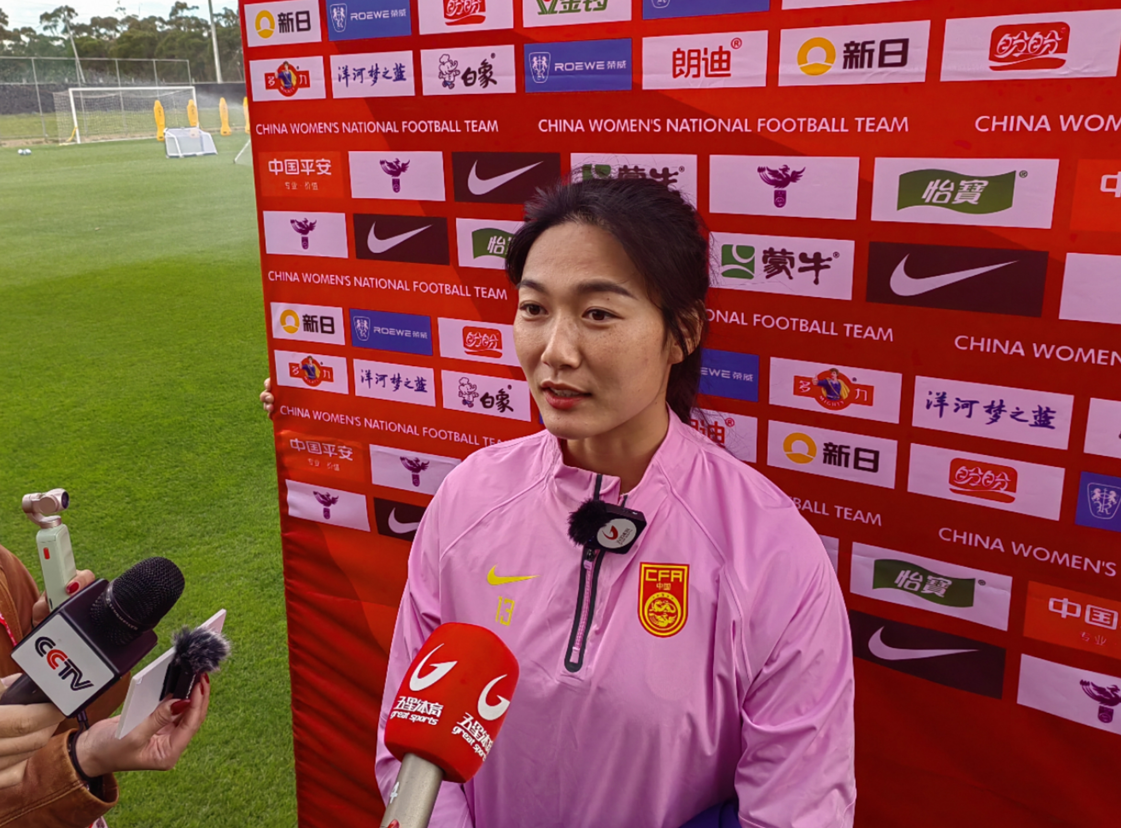 各国女足队伍斗志昂扬锐气十足
