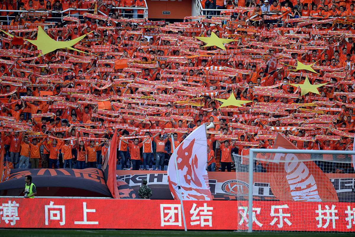 中国职业足球比赛壮观开场,球迷备受激动 中国职业足球比赛壮观开场,球迷备受激动