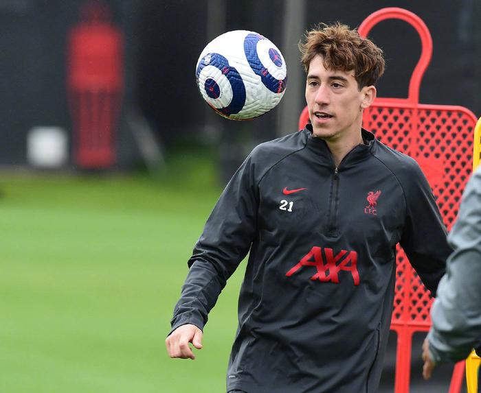 开云体育下载-利物浦客场大胜曼联，领跑榜首