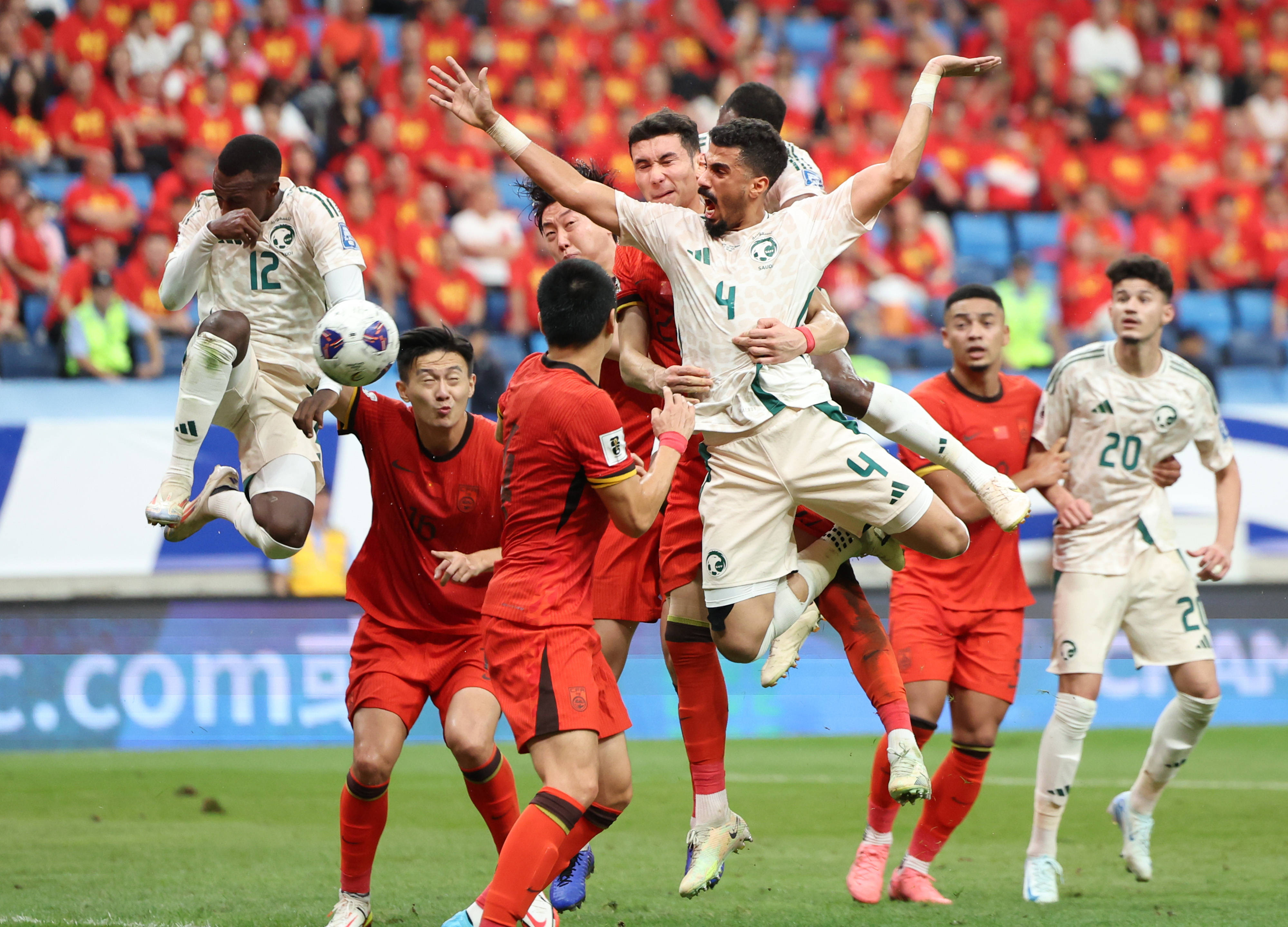 开云体育在线-中国足球联赛中的重要比赛报道