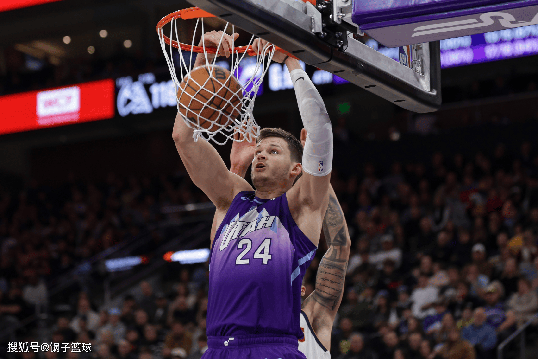 中锋满是泪水!竟然被替补中锋给打爆 中锋满是泪水!竟然被替补中锋给打爆