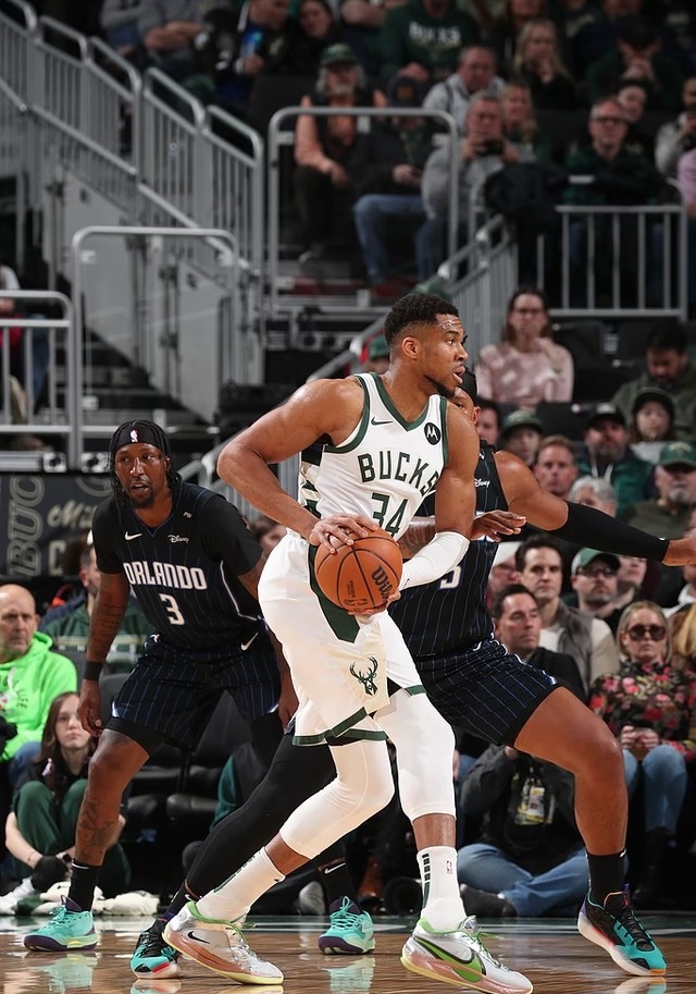 雄鹿客场擒下掘金，米德尔顿砍下全场最高分